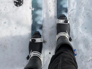 OAC Kar skis showing bindings | Photo: ET