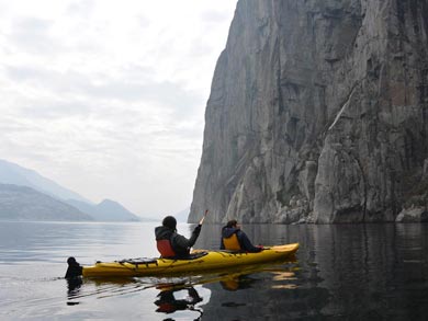 Kayaking beneath the dramatic cliffs of Lysefjord | Photo: FE