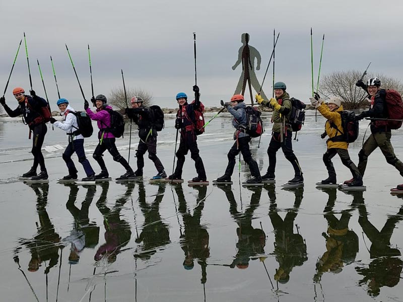 Poles up! | Photo: Oliver Parker