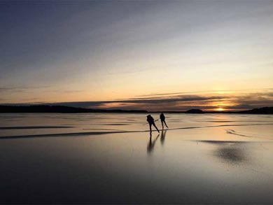 Ice skating at sunset | Photo: J.Savelid