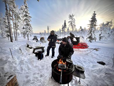 Taking a break with a fire outdoors | Photo: NOH