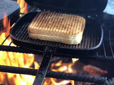 Making sandwiches over the fire | Photo: NOH