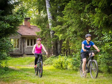Cycling from the cabin | Photo: TET