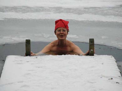 Ice swimming after sauna | Photo: TET