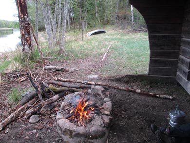 Using the fireplace at one of the wind shelters along the river | Photo: Niki Bates Nature Travels